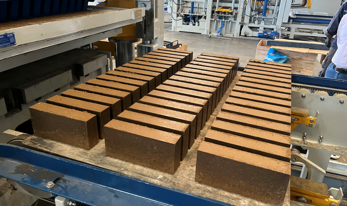 La màquina de fabricació de maons totalment automàtica ZN1500 apodera el client de l'est de la Xina en l'ús dels recursos de fang